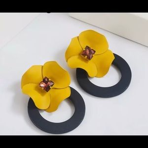 Round flower earring yellow and black